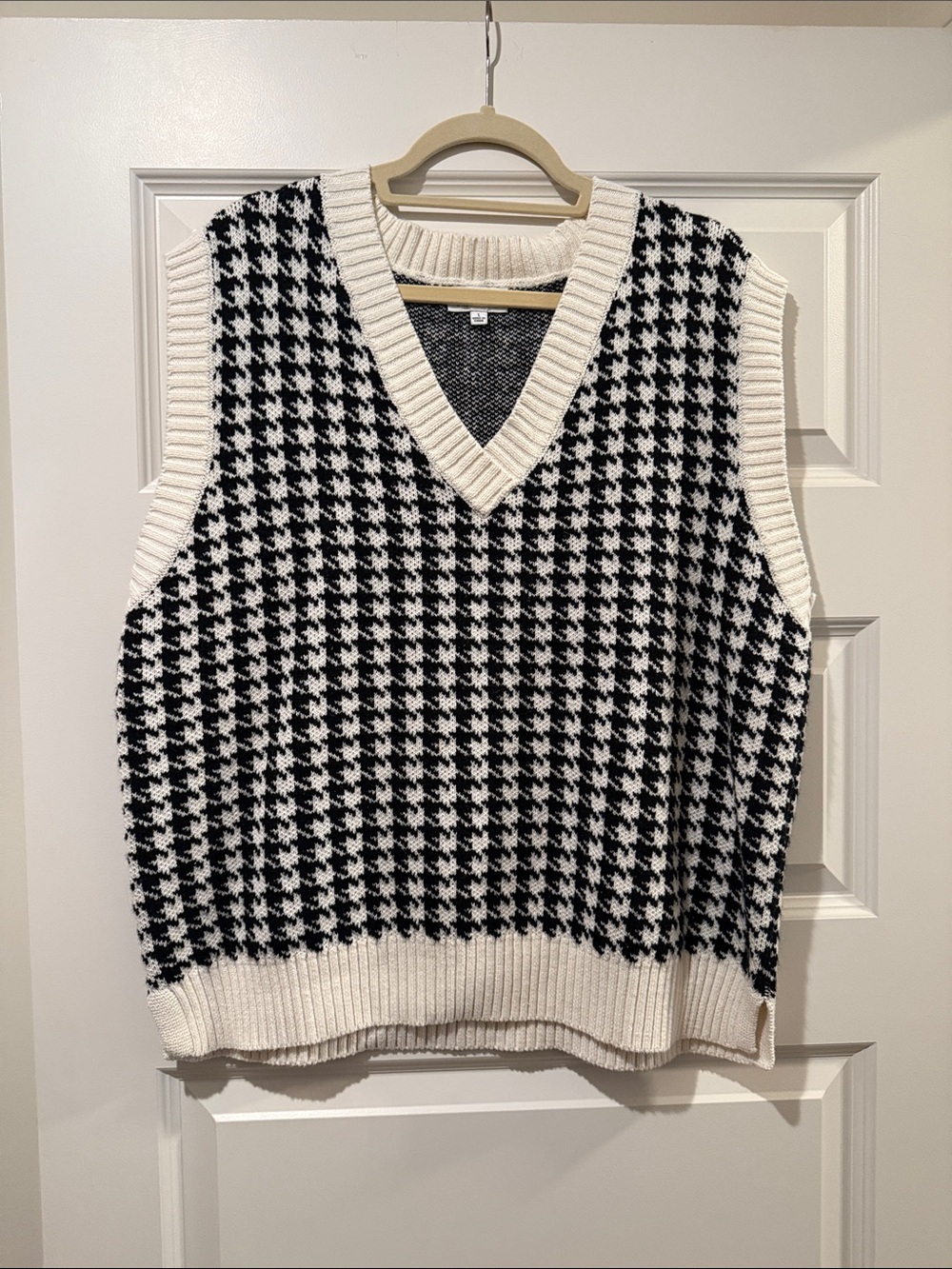 Houndstooth V-Neck Sweater Vest - Black & white